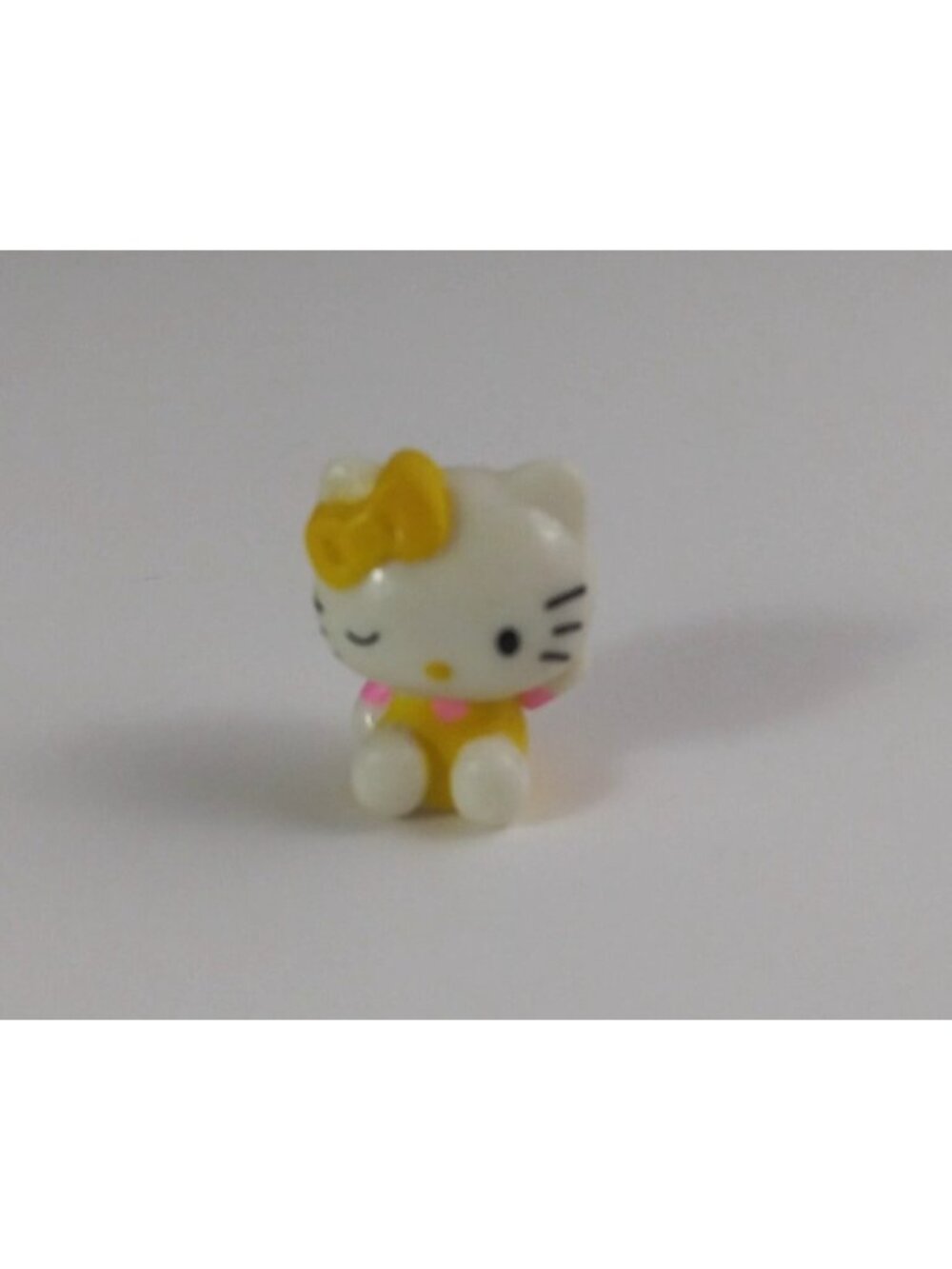 Blip Toys Squinkies Series 5 Sanrio Hello Kitty Yellow Dress & Bow